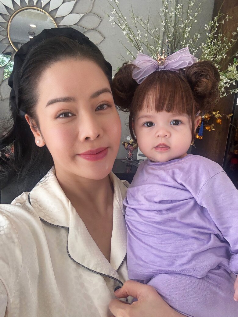 Con gái lai Tây của Nhật Kim Anh vừa đi học đã có tủ đồ "công chúa", mới 10 tháng đã mặc quần áo size 18 tháng 8 Nhật Kim Anh cho biết Julia là con lai.