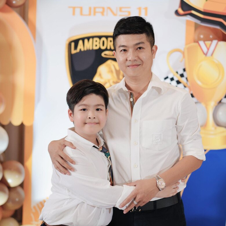 Con gái lai Tây của Nhật Kim Anh vừa đi học đã có tủ đồ "công chúa", mới 10 tháng đã mặc quần áo size 18 tháng 11 Bé Bửu Long được nhận xét điển trai giống hệt bố.