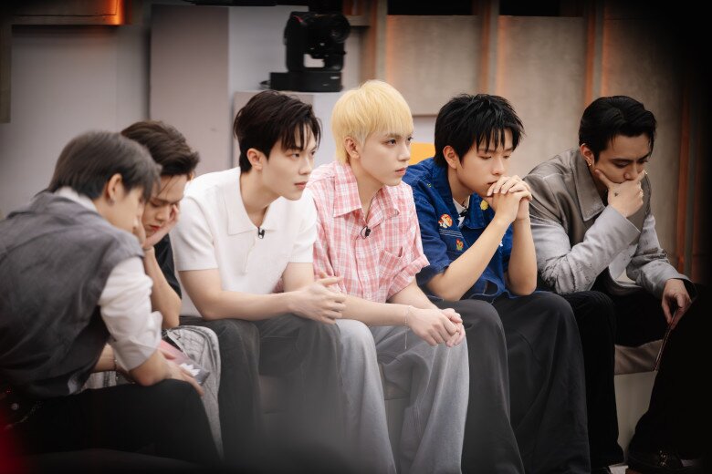 "Tân binh toàn năng" tập 8: Soobin Hoàng Sơn khóc nghẹn vì không bảo vệ được học trò, 1 thí sinh bị loại 4 Các thí sinh căng thẳng khi đối diện với vòng loại.