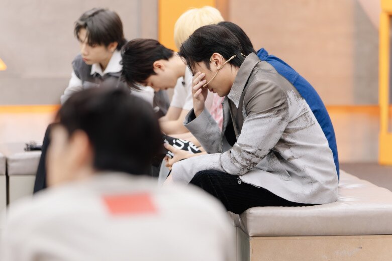 "Tân binh toàn năng" tập 8: Soobin Hoàng Sơn khóc nghẹn vì không bảo vệ được học trò, 1 thí sinh bị loại 6 Soobin Hoàng Sơn khóc nghẹn khi chia tay học trò.