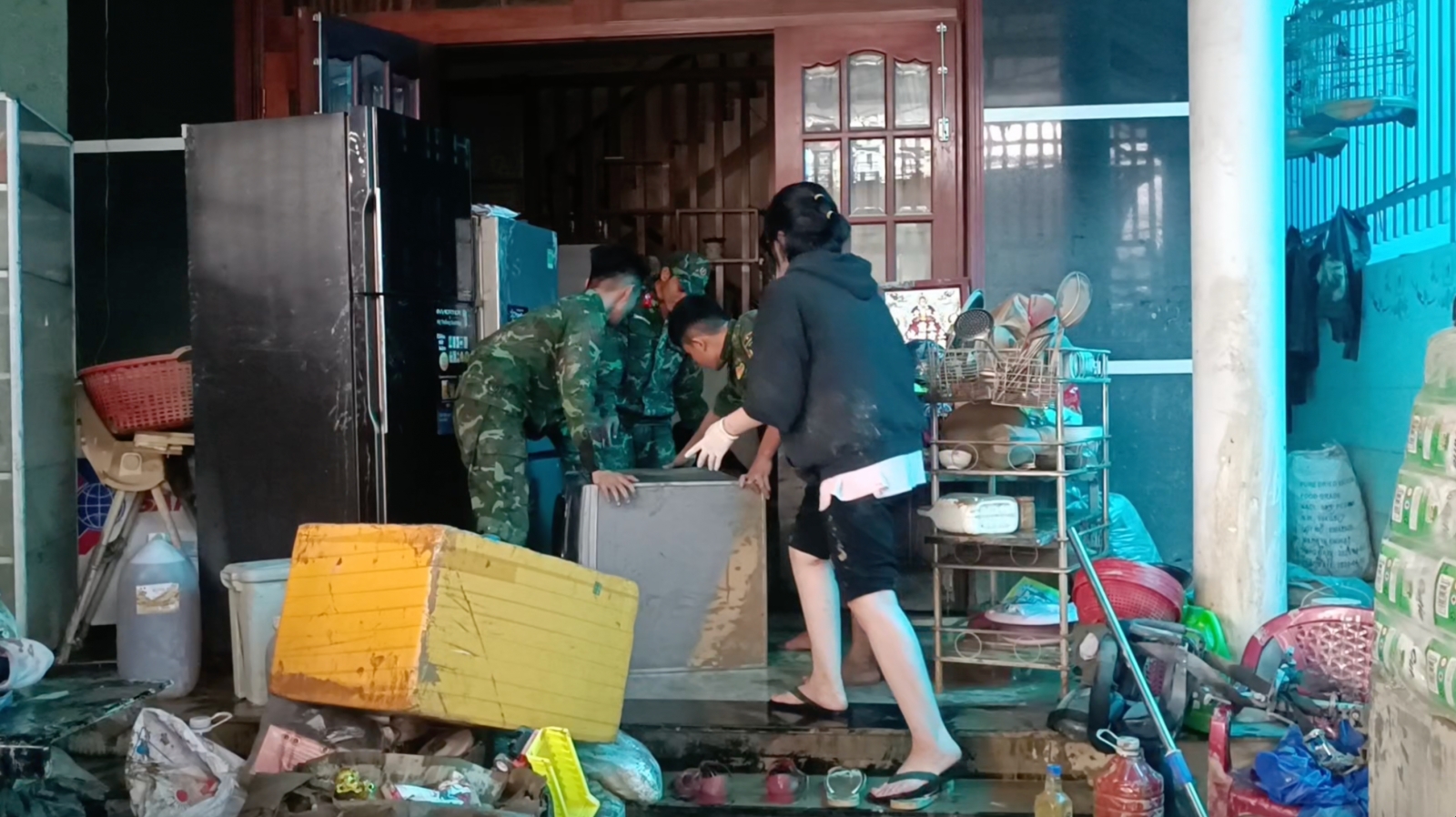 Thắt lòng chuyện người dân đục mái nhà, đưa thi thể người thân lên cao giữa mưa lũ kinh hoàng- Ảnh 4.