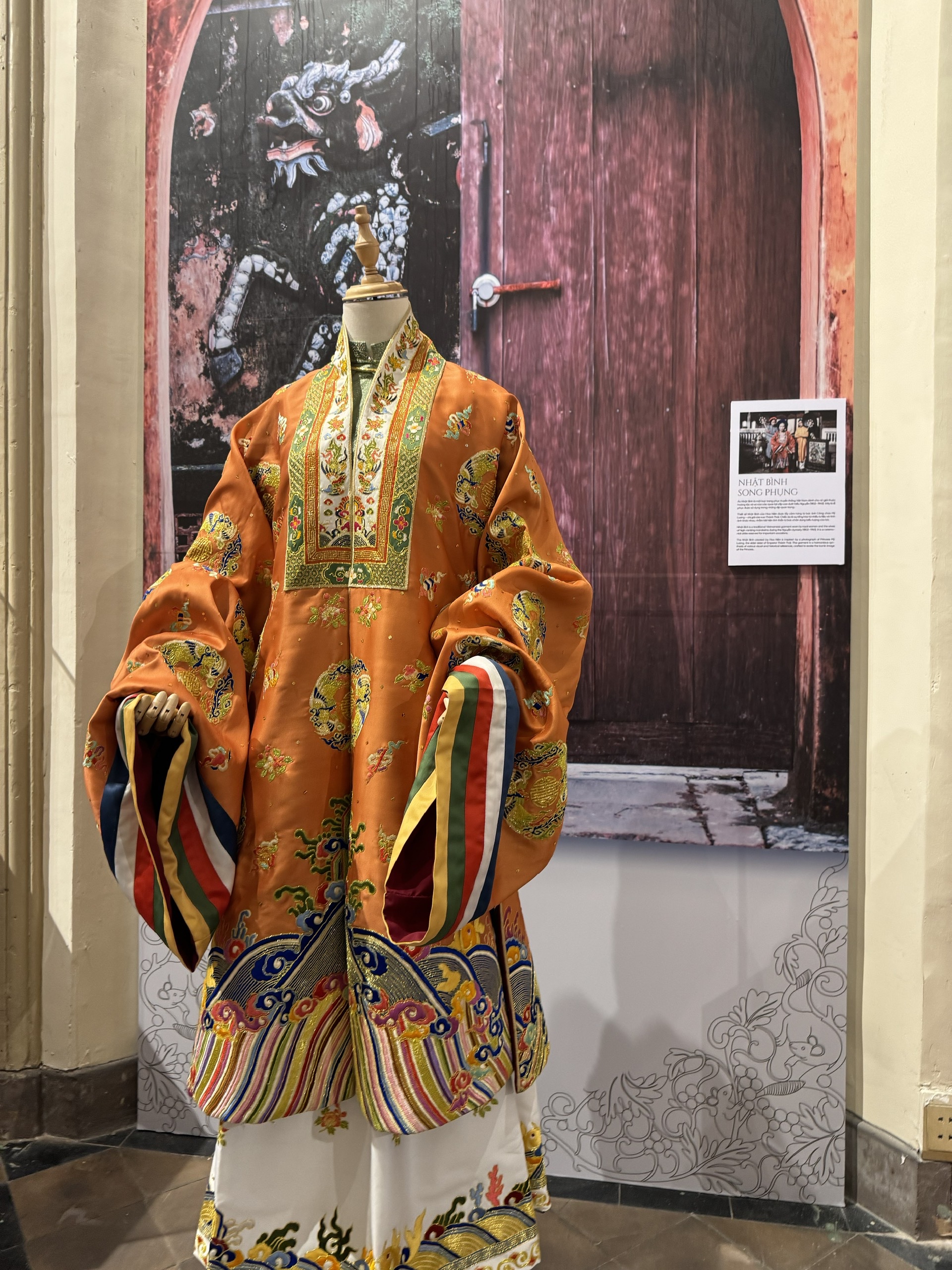 'Nam diện - y phục người Việt qua ba thế kỷ' có gì lạ?- Ảnh 3.