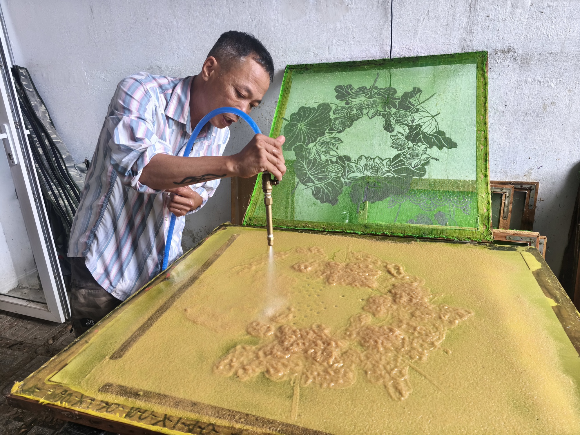 Kỹ nghệ độc lạ: Tuyệt chiêu dùng 'dao nước' trên giấy dừa- Ảnh 2.