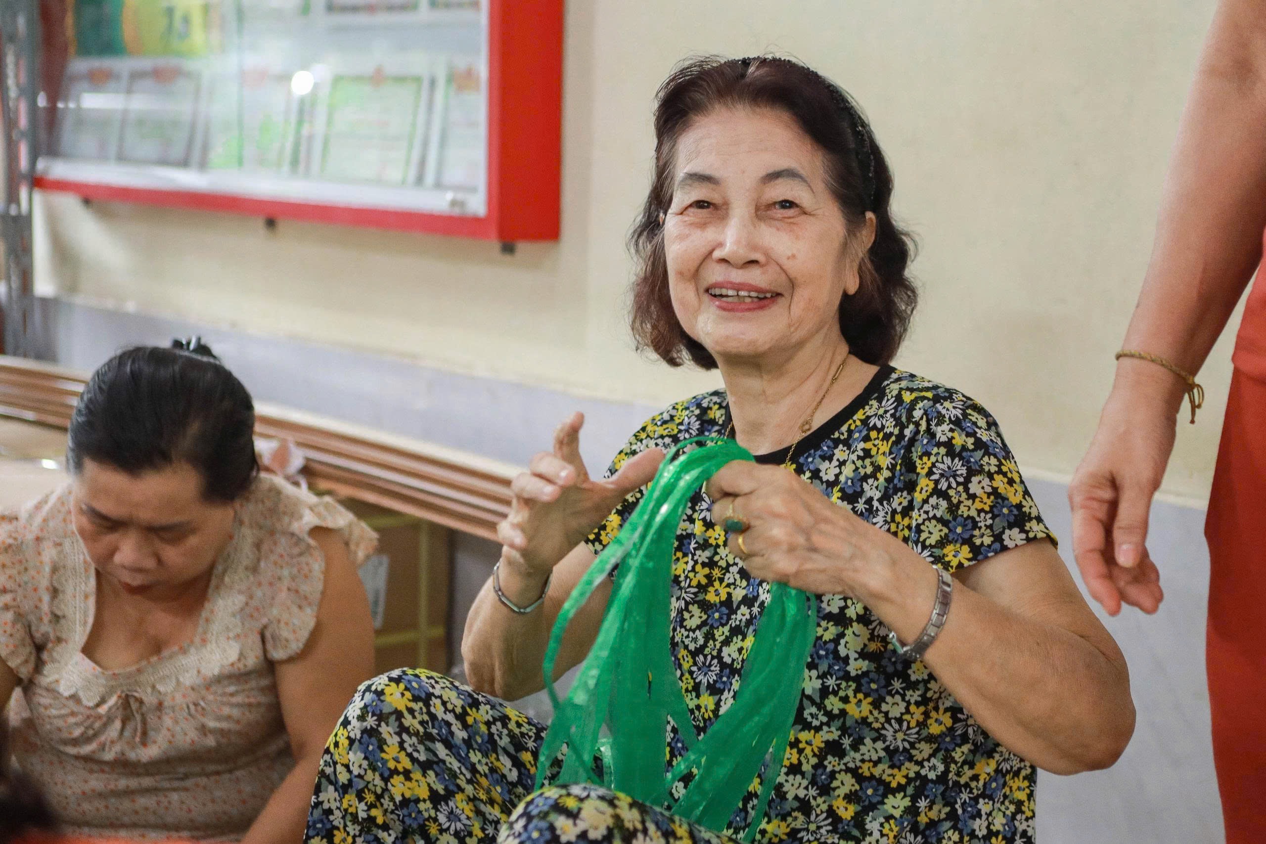 Tấm lòng người TP.HCM giúp vùng lũ: 'Nửa đêm đi gõ cửa các cửa hàng bán nếp'- Ảnh 10.