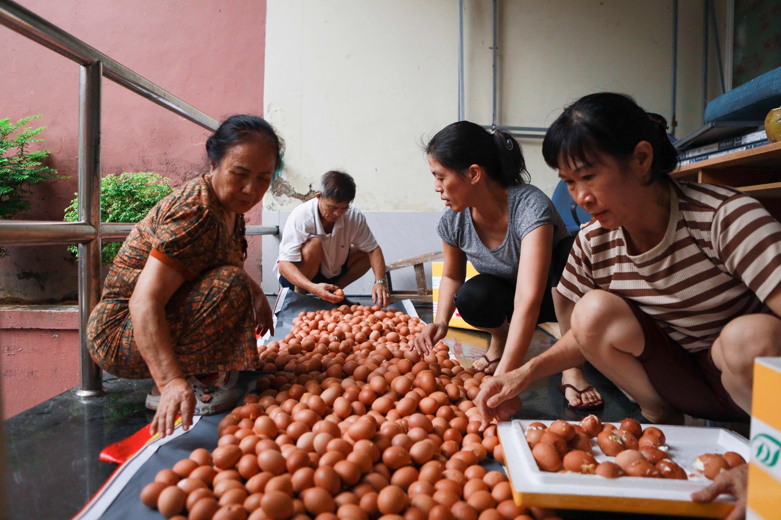 Tấm lòng người TP.HCM giúp vùng lũ: 'Nửa đêm đi gõ cửa các cửa hàng bán nếp'- Ảnh 11.