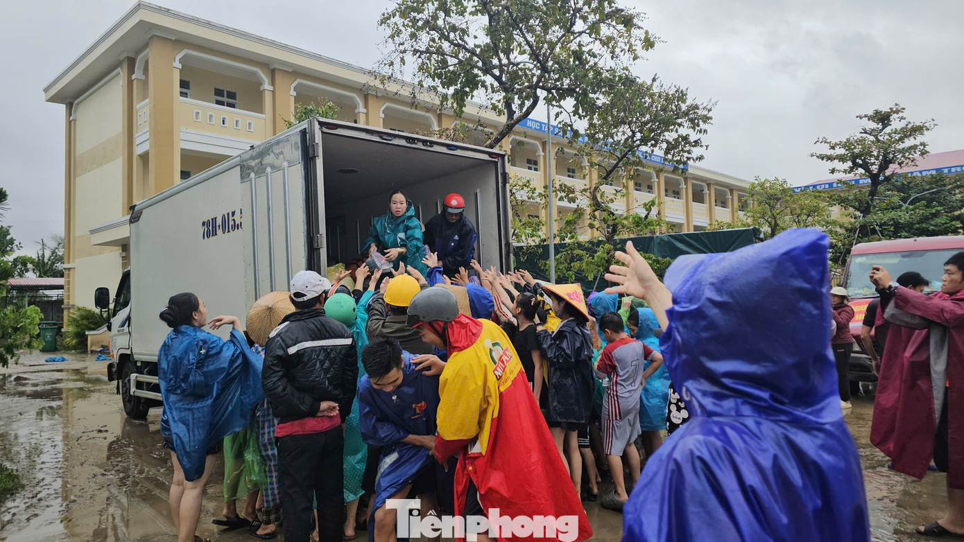 Bữa cơm nóng đầu tiên tại Đắk Lắk: Hành trình từ nước mưa, mì sống đến giọt nước mắt nhẹ nhõm- Ảnh 4.