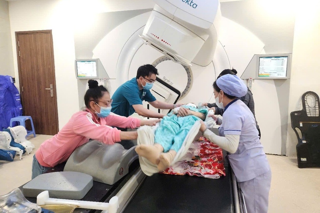 Máy xạ trị hoạt động hết công suất, bác sĩ tăng ca, bệnh nhân phải phải chờ - 2