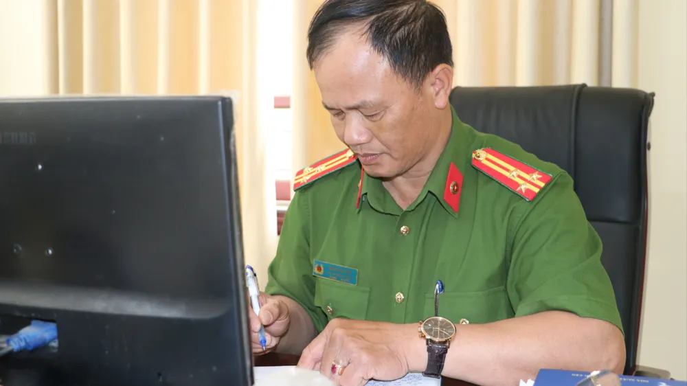 Thượng tá Phạm Văn Tơn mong được truyền lại kinh nghiệm thực tiễn trong việc đấu tranh, phòng chống tội phạm ma tuý sau khi nghỉ hưu. Ảnh: VÕ TÙNG ton-2.JPG