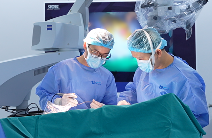 Bác sĩ phẫu thuật cho người chấn thương do tai nạn ôtô. Ảnh: Bệnh viện Đa khoa Tâm Anh