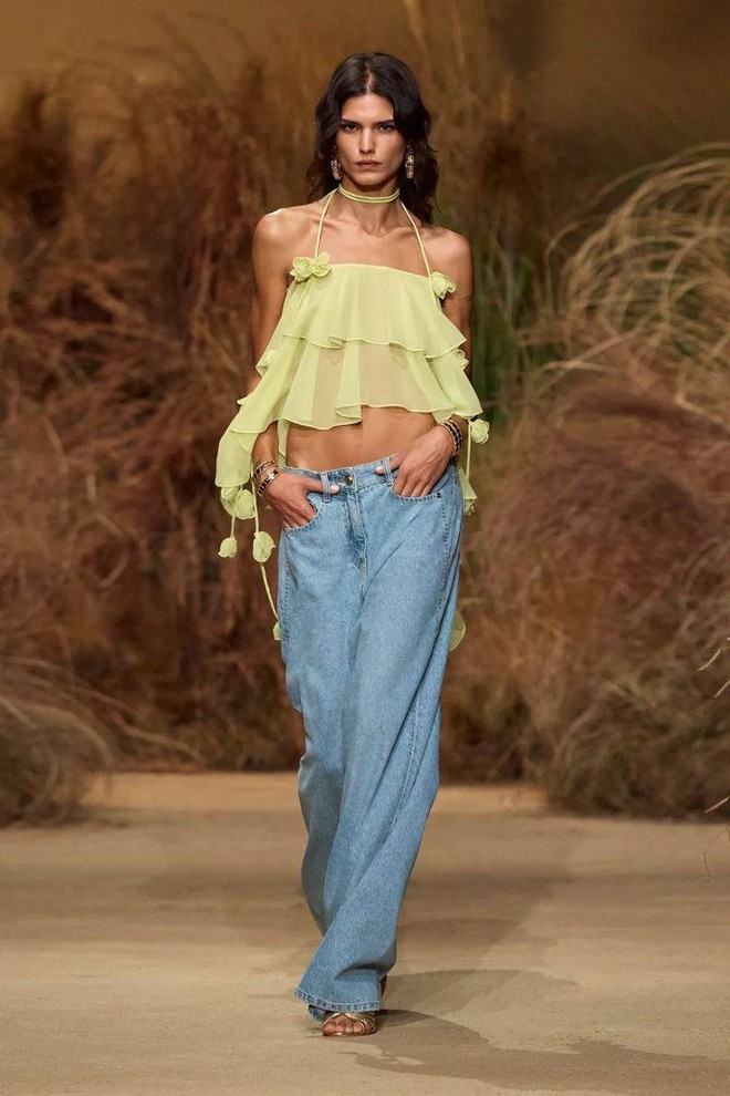 Những mẫu váy áo giúp các nàng bánh bèo chiếm trọn spotlight- Ảnh 7. Những mẫu váy áo giúp các nàng bánh bèo chiếm trọn spotlight- Ảnh 7.