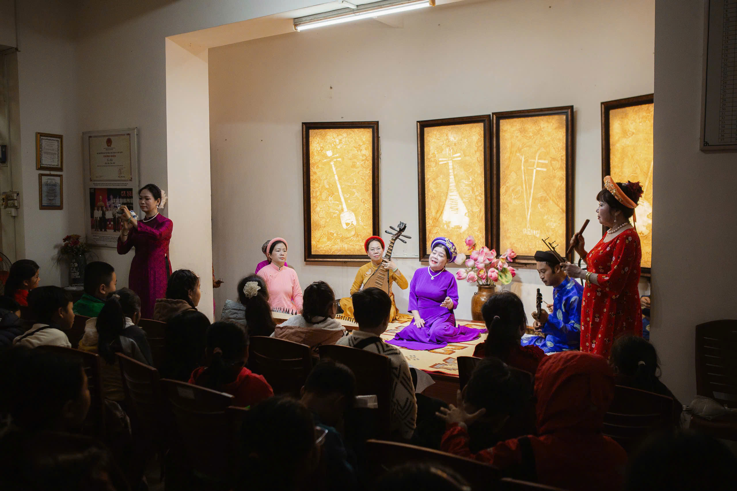 Đưa sách, ca Huế đến gần hơn với học sinh tiểu học- Ảnh 4.