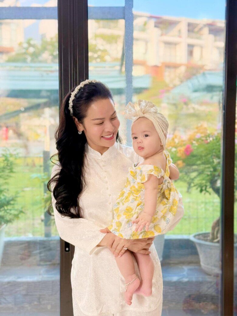 Sao Việt đưa con đi học mẫu giáo từ sớm: Thanh Trúc chuyển trường cho ái nữ, Hồ Ngọc Hà làm "gia sư" tiếng Việt 8 Ái nữ nhà Nhật Kim Anh sở hữu đôi mắt to tròn, nét đẹp lai.