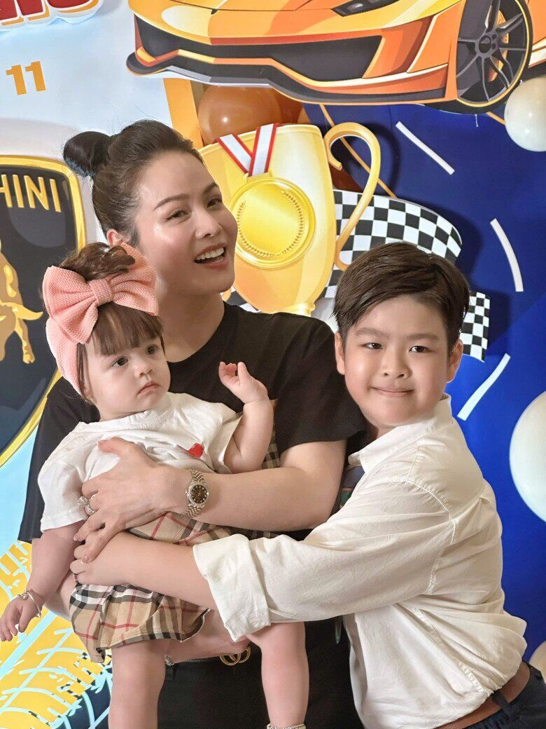 Sao Việt đưa con đi học mẫu giáo từ sớm: Thanh Trúc chuyển trường cho ái nữ, Hồ Ngọc Hà làm "gia sư" tiếng Việt 9 Con trai của Nhật Kim Anh hạnh phúc khi có em gái.