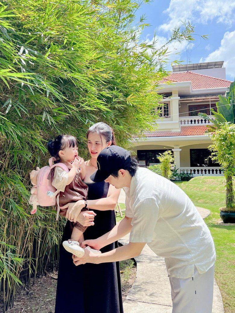 Sao Việt đưa con đi học mẫu giáo từ sớm: Thanh Trúc chuyển trường cho ái nữ, Hồ Ngọc Hà làm "gia sư" tiếng Việt 15 Đông Nhi lo lắng khi con gái bật khóc trong ngày đi học.