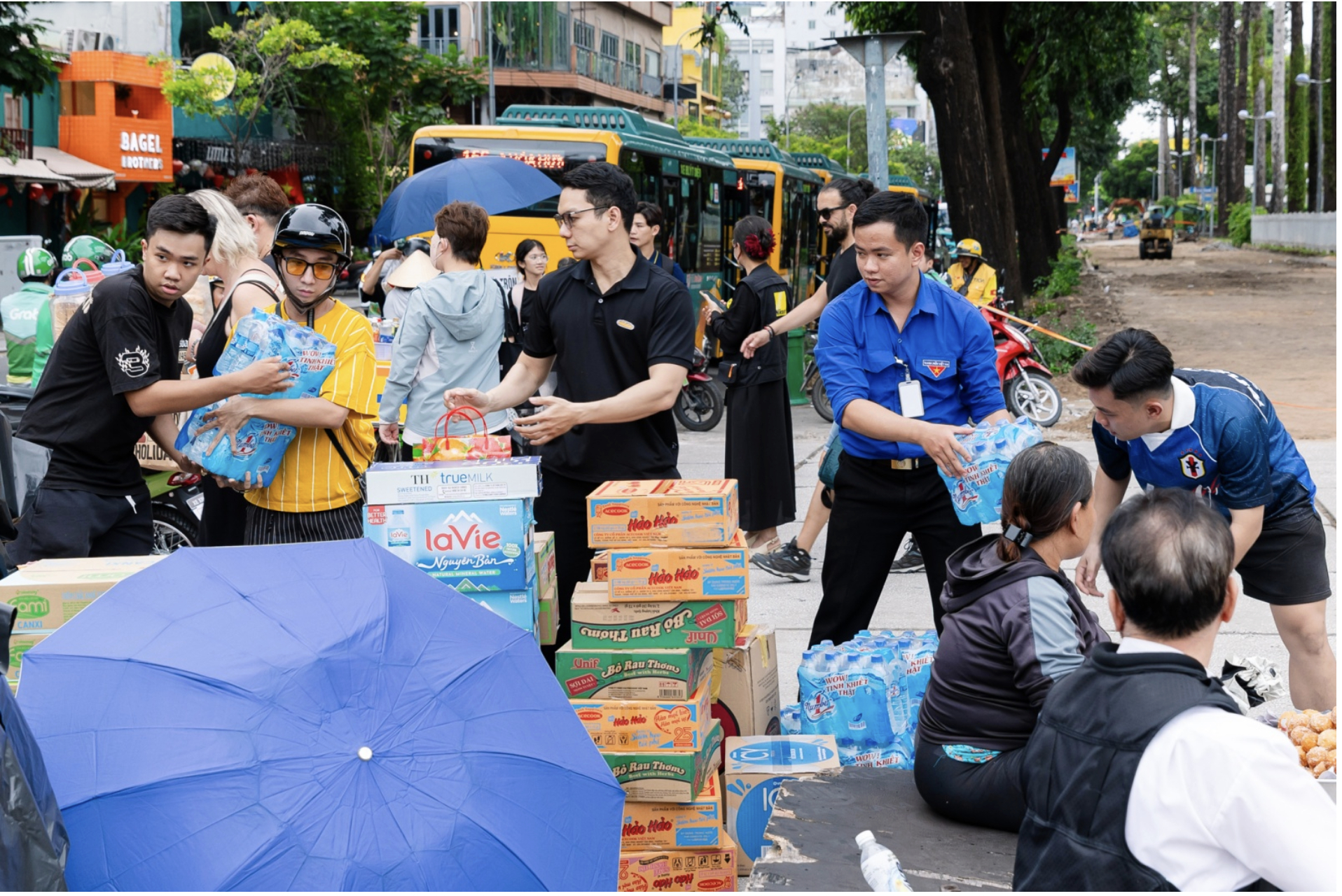 Hàng cứu trợ khẩn cấp cho người dân vùng lũ cần những gì?- Ảnh 2.