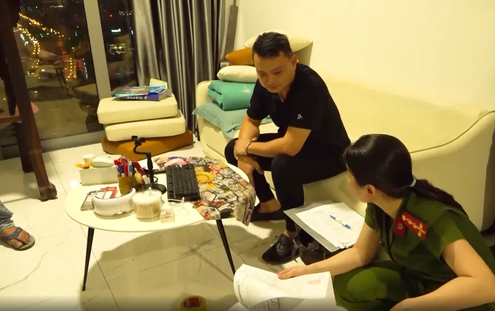 Công an khám xét, thu giữ các tài liệu, tang vật liên quan. Ảnh: CA phong-canh-sat-kinh-te-dieu-tra-bo-sung-vu-lua-ban-can-ho-ecohome-binh-thanh-quan-3 (2).png