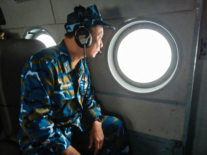 Trực thăng liên tục cất cánh, mang hàng cứu trợ đến với người dân vùng lũ- Ảnh 2.