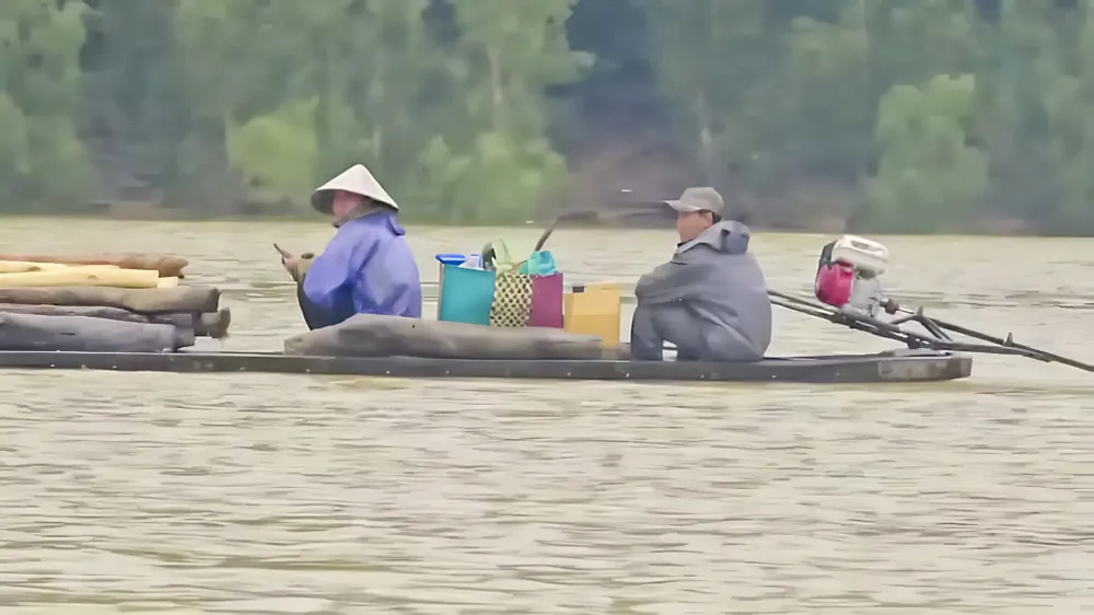 muu-sinh-ben-mieng-ha-ba-nguoi-dan-cheo-ghe-vot-cui-giua-ho-thuy-dien (3).jpg