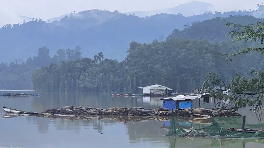 muu-sinh-ben-mieng-ha-ba-nguoi-dan-cheo-ghe-vot-cui-giua-ho-thuy-dien (6).jpg