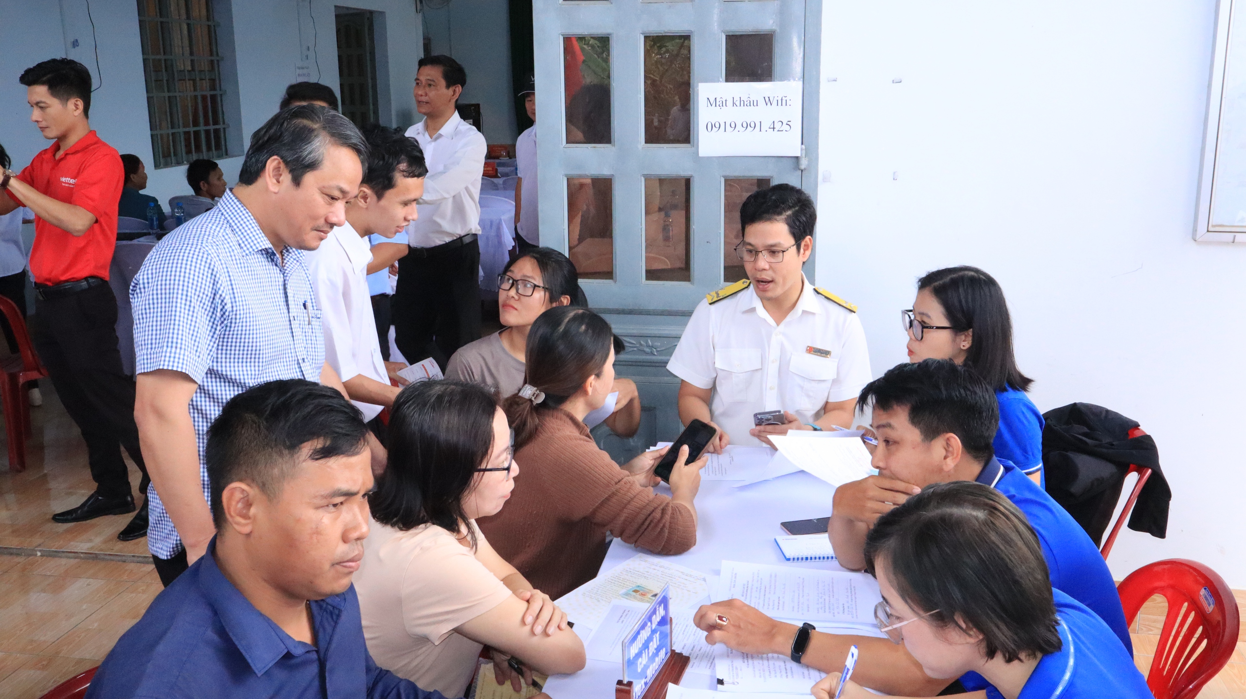 Ông bà U70 hào hứng đến nhà văn hóa nhận giấy chứng nhận đăng ký kết hôn- Ảnh 4.