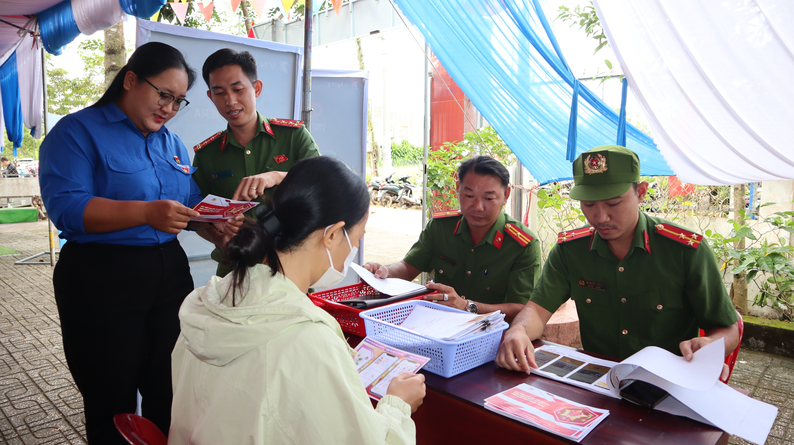 Ông bà U70 hào hứng đến nhà văn hóa nhận giấy chứng nhận đăng ký kết hôn- Ảnh 5.