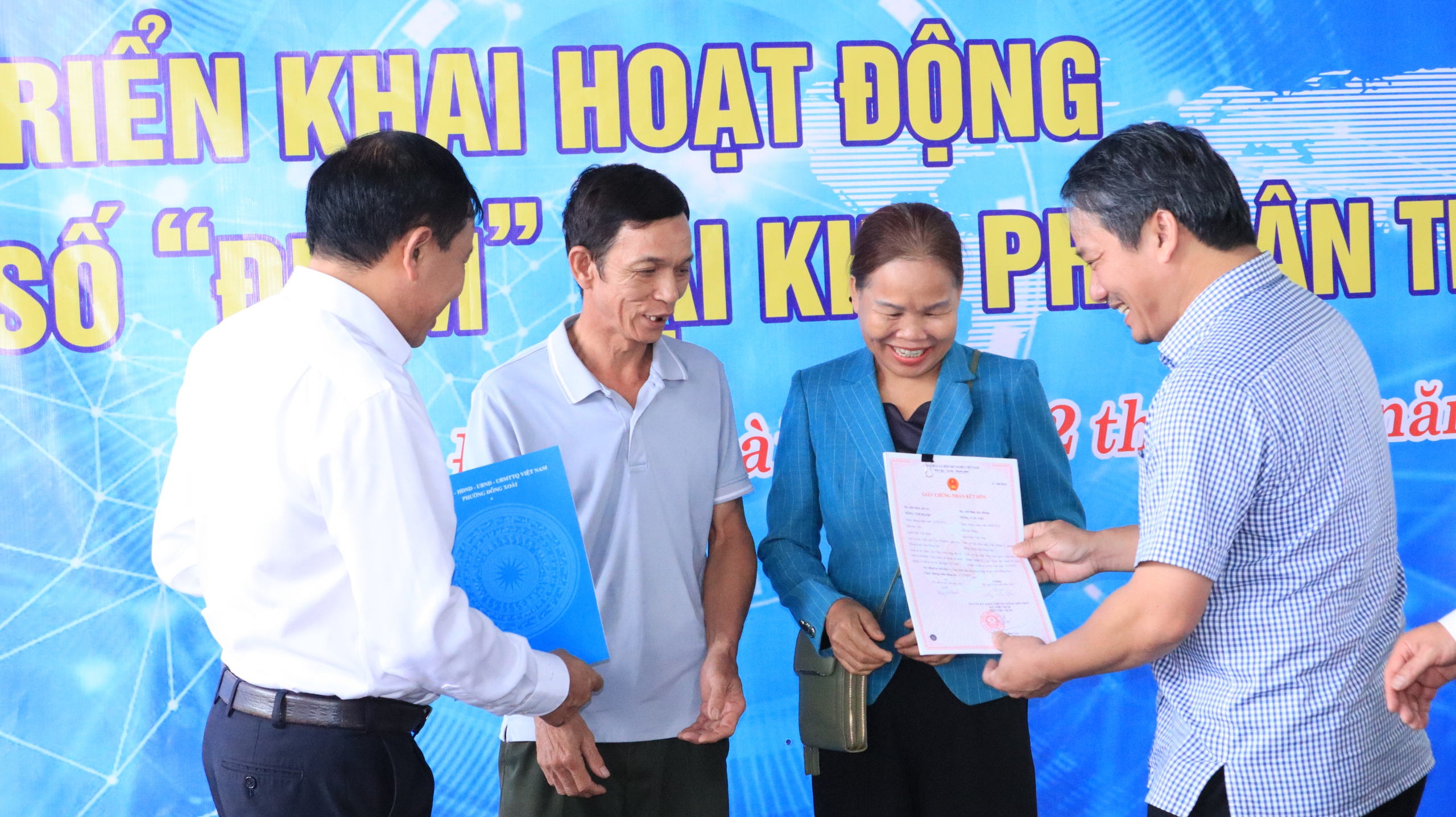 Ông bà U70 hào hứng đến nhà văn hóa nhận giấy chứng nhận đăng ký kết hôn- Ảnh 9.