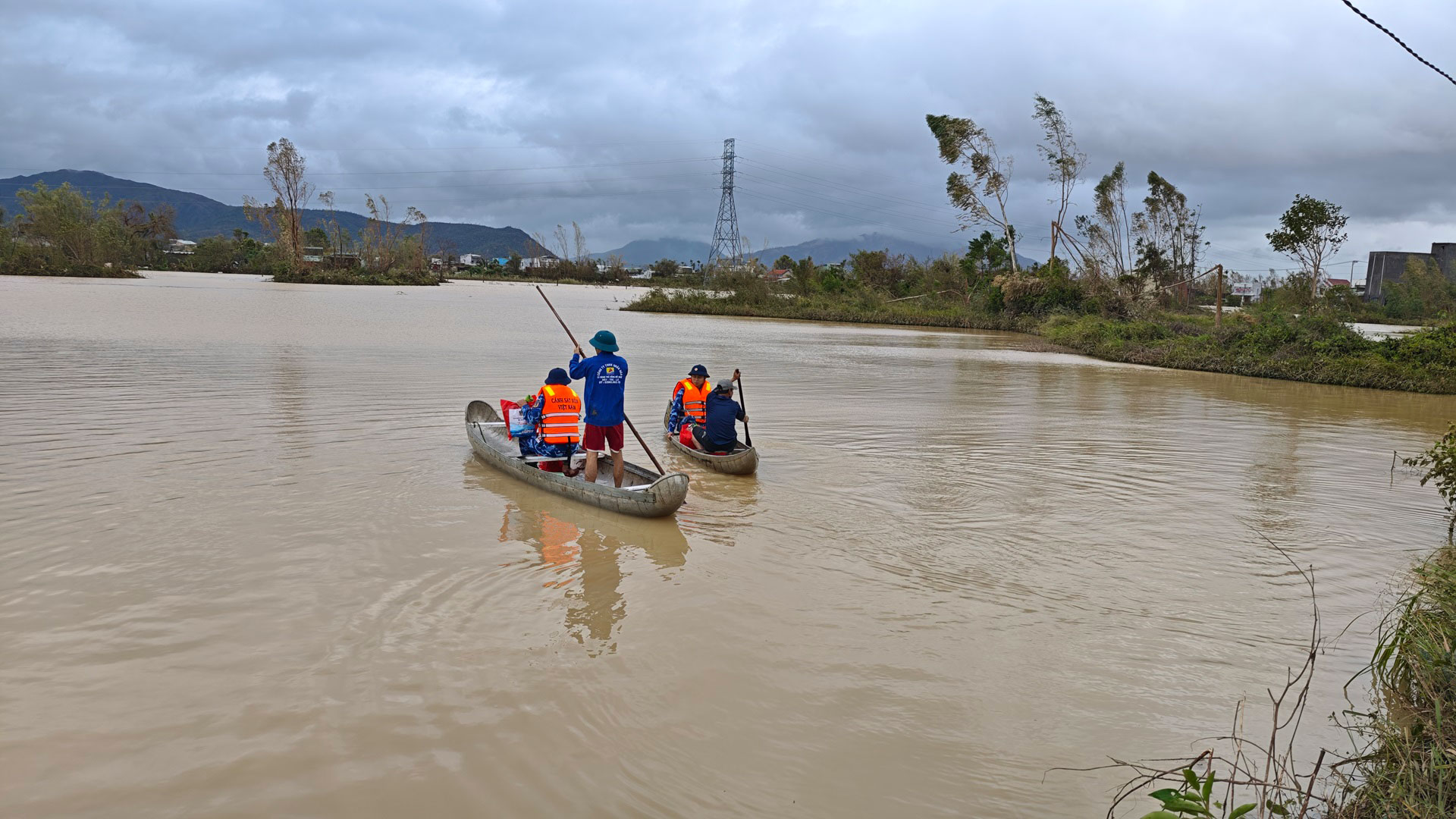 Những bước chân đi về phía nhân dân giữa mưa lũ- Ảnh 7.