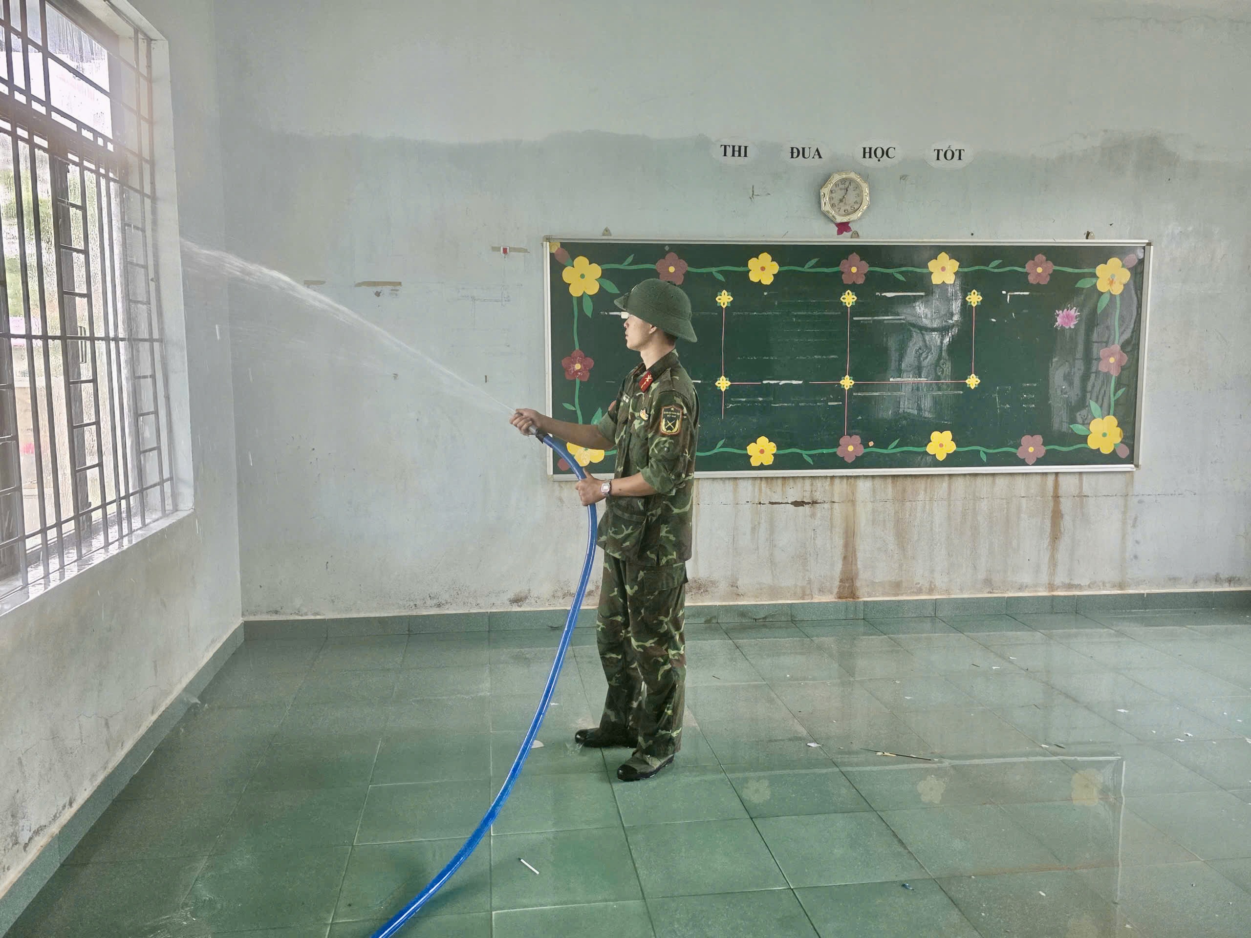 Xã Hòa Thịnh gượng dậy sau lũ, dân quân chung tay dọn dẹp nhà cửa, trường lớp 2 Xã Hòa Thịnh gượng dậy sau lũ, dân quân chung tay dọn dẹp nhà cửa, trường lớp - Ảnh 2.