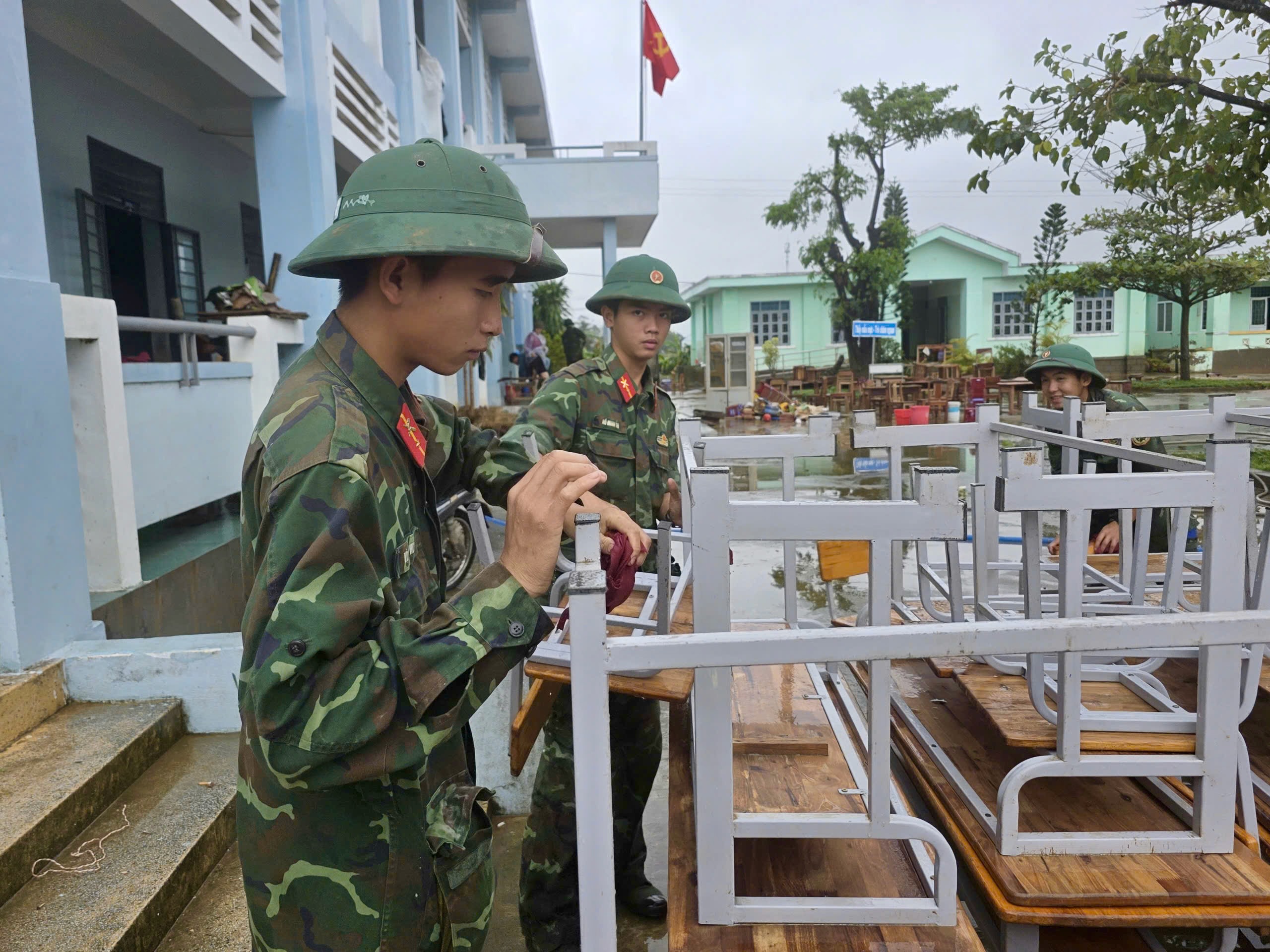 Xã Hòa Thịnh gượng dậy sau lũ, dân quân chung tay dọn dẹp nhà cửa, trường lớp 3 Xã Hòa Thịnh gượng dậy sau lũ, dân quân chung tay dọn dẹp nhà cửa, trường lớp - Ảnh 3.