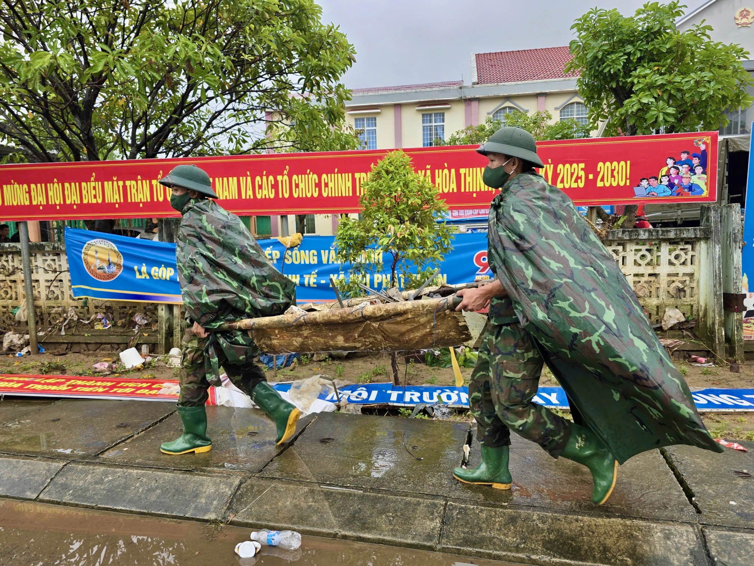 Xã Hòa Thịnh gượng dậy sau lũ, dân quân chung tay dọn dẹp nhà cửa, trường lớp 5 Xã Hòa Thịnh gượng dậy sau lũ, dân quân chung tay dọn dẹp nhà cửa, trường lớp - Ảnh 5.