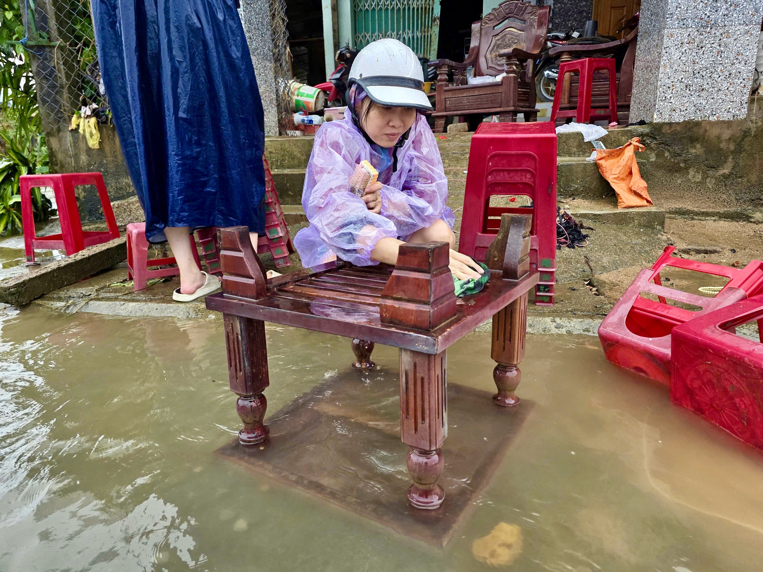 Xã Hòa Thịnh gượng dậy sau lũ, dân quân chung tay dọn dẹp nhà cửa, trường lớp 6 Xã Hòa Thịnh gượng dậy sau lũ, dân quân chung tay dọn dẹp nhà cửa, trường lớp - Ảnh 6.
