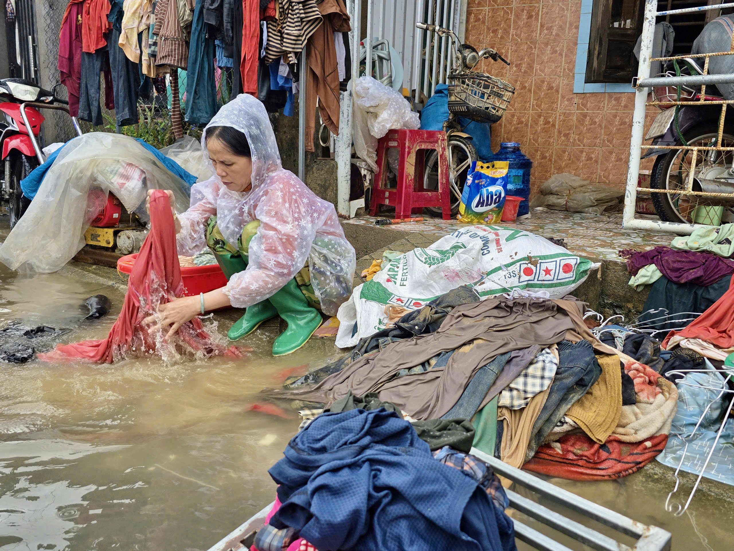 Xã Hòa Thịnh gượng dậy sau lũ, dân quân chung tay dọn dẹp nhà cửa, trường lớp 7 Xã Hòa Thịnh gượng dậy sau lũ, dân quân chung tay dọn dẹp nhà cửa, trường lớp - Ảnh 7.