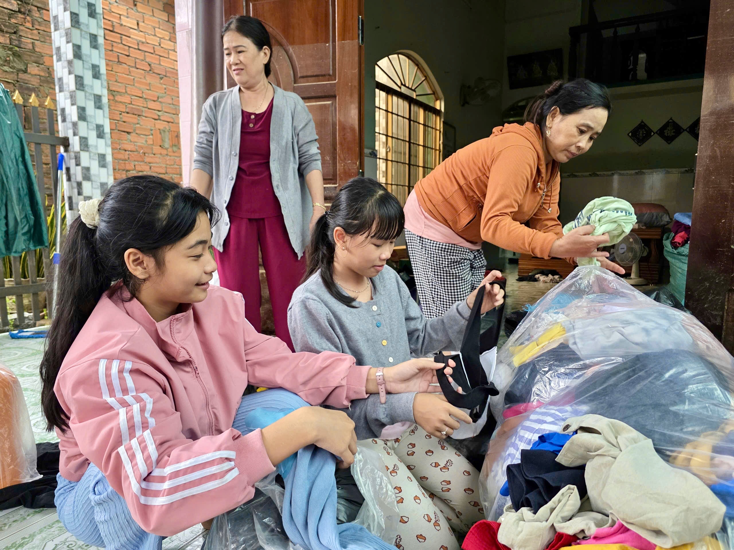 Xã Hòa Thịnh gượng dậy sau lũ, dân quân chung tay dọn dẹp nhà cửa, trường lớp 10 Xã Hòa Thịnh gượng dậy sau lũ, dân quân chung tay dọn dẹp nhà cửa, trường lớp - Ảnh 10.