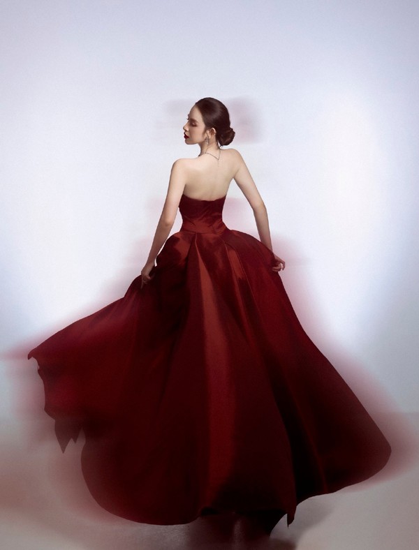 Từ hồi tháng 6, cô đã công khai thân thế chồng thiếu gia. Cụ thể, ngày 7/6, Hương Liên viết: "Liên xin gửi lời cảm ơn chân thành đến tất cả các bác đã dành những lời chúc tốt đẹp nhân ngày vui của gia đình. Liên trân trọng giới thiệu, vị hôn phu của Liên là anh Lê Minh Trung, hiện đang công tác tại một cơ quan nhà nước. Gia đình anh Trung cũng là cán bộ nhà nước, bố là cán bộ quân đội, mẹ là cán bộ hải quan. Một lần nữa, Liên xin cảm ơn các bác và mong tiếp tục nhận được sự yêu thương, ủng hộ từ mọi người cho hành trình mới này ạ".