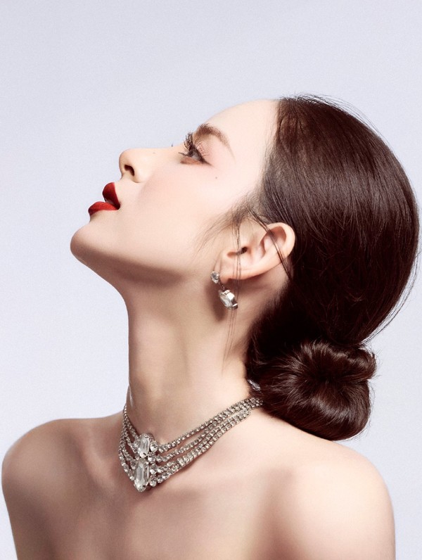 Sau lễ vu quy với chồng thiếu gia, Hương Liên tiếp tục trở lại với công việc. Người mẫu quê Ninh Bình còn khiến khán giả truyền hình quan tâm khi rò rỉ tham gia dự án phim của Trung tâm Phim truyền hình Việt Nam (VFC). Cụ thể, trên trang cá nhân, Hương Liên cầm trên tay kịch bản phim VFC. Được biết, đây là lần đầu tiên VFC làm phim về đề tài hoa hậu, Hương Liên đã được chọn nhưng chưa hé lộ vai diễn. Phim do Nguyễn Đức Hiếu đạo diễn và hiện vẫn đang giữ kín dàn diễn viên tham gia. Đáng chú ý, ngay dưới bài đăng của Hương Liên, NSND Trung Anh để lại lời chúc mừng và động viên: "Cố gắng nhé, cơ hội không có nhiều đâu". Đáp lại, Hương Liên lễ phép: "Em cảm ơn thầy ạ. Em sẽ cố gắng hơn nữa". Được biết Hương Liên đã theo học và tốt nghiệp lớp đào tạo diễn viên truyền hình của VTV.