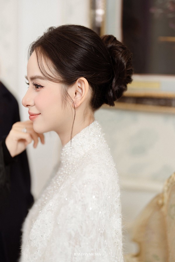 Về cuộc sống cá nhân, sau khi kết hôn, cùng chồng thiếu gia, Hương Liên đã tích cực chia sẻ những khoảnh khắc được chồng yêu chiều trên trang cá nhân.