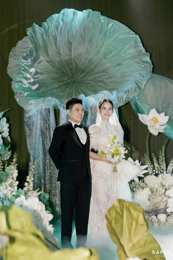 Trong hôn lễ cách đây hơn một tuần, chú rể cũng dành những tình cảm ngọt ngào cho vợ. Không ít ý kiến bình luận cho rằng người mẫu Hương Liên đã chọn được bến đỗ bình yên, được ông xã cưng chiều hết mực. Khán giả dành lời chúc mừng đến người đẹp.