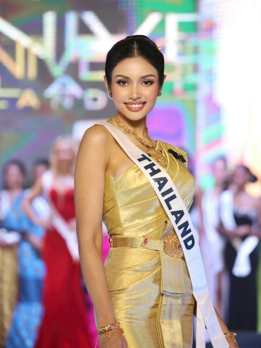 Veena đã có sự thể hiện ấn tượng xuyên suốt cuộc thi. Cô cao 1,78 m, thuộc nhóm thí sinh có vóc dáng nổi bật, quyến rũ. Người đẹp cũng được đánh giá cao vì khả năng giao tiếp trôi chảy bằng tiếng Anh. Người đẹp năm nay 29 tuổi, mang vẻ đẹp sắc sảo pha trộn dòng máu Thái Lan và Ấn Độ. Trước khi đăng quang Hoa hậu Hoàn vũ Thái Lan 2025, cô giành chiến thắng ở cuộc thi cấp tỉnh Saraburi.