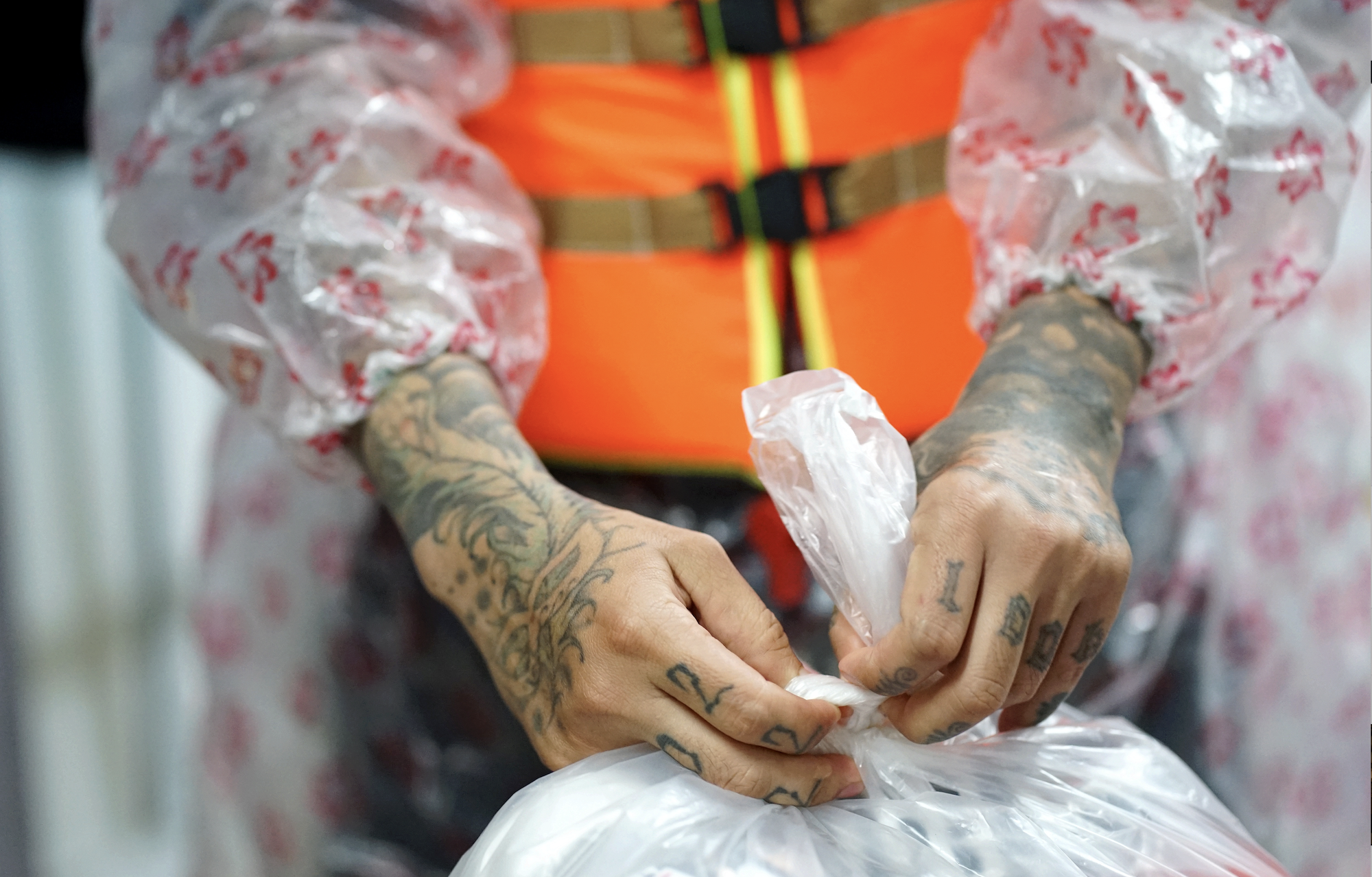 Người đàn ông xăm trổ kín mình và nhóm bạn 