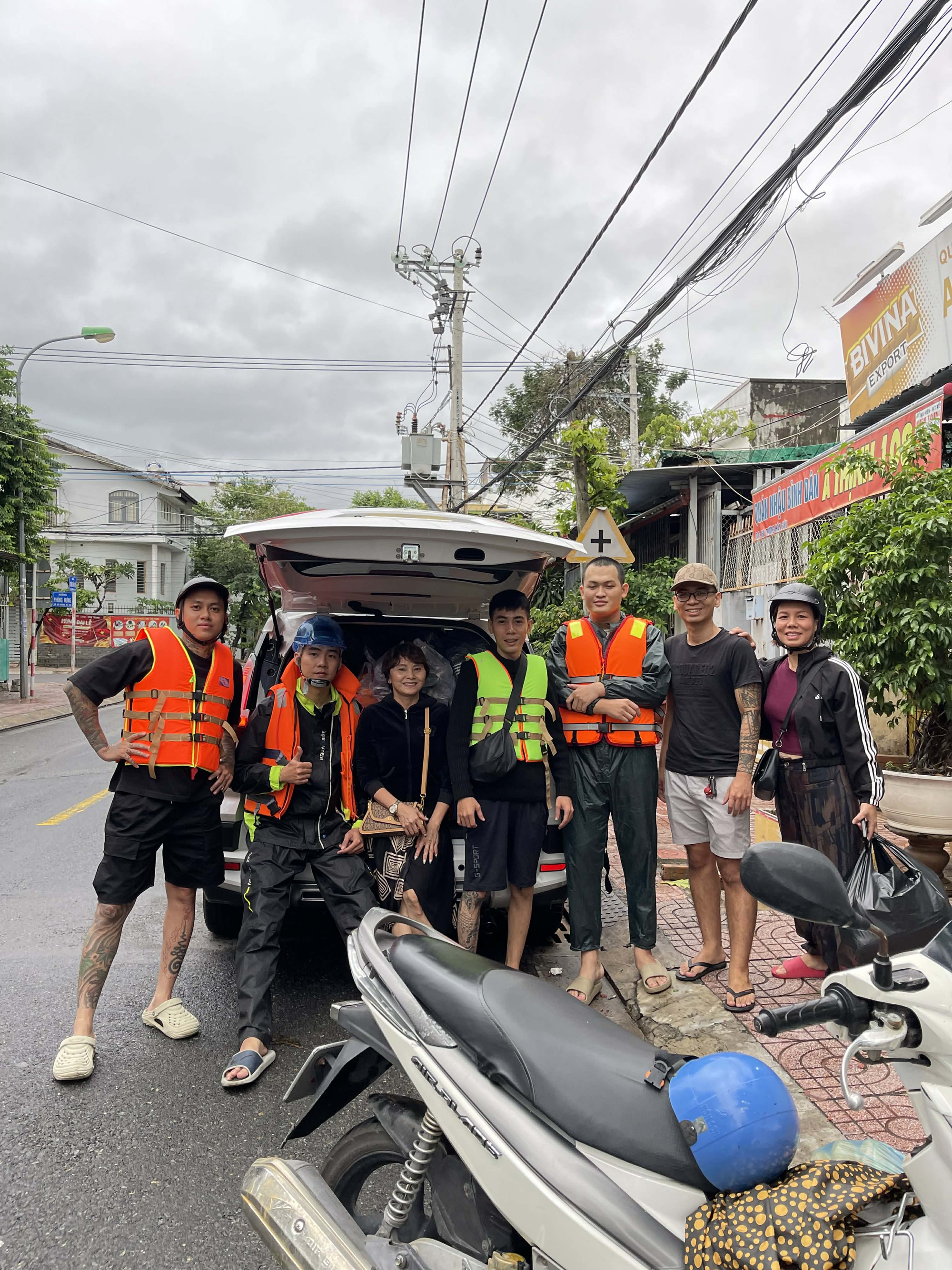 Người đàn ông xăm trổ kín mình và nhóm bạn 