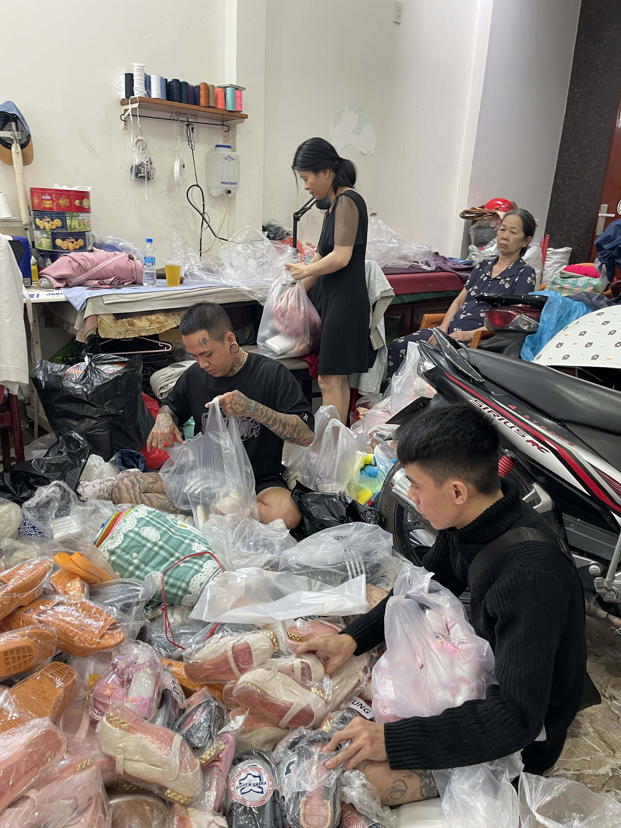 Người đàn ông xăm trổ kín mình và nhóm bạn 