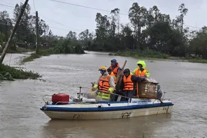 Nhói lòng hình ảnh CSGT chuyển quan tài để mai táng cho bé trai