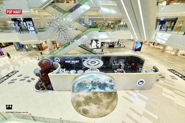 Sự kiện triển lãm “MEGA SPACE MOLLY: Hello, Moon” – Lạc trôi vào vũ trụ kỳ ảo giữa lòng Hà Nội!- Ảnh 2. Sự kiện triển lãm “MEGA SPACE MOLLY: Hello, Moon” – Lạc trôi vào vũ trụ kỳ ảo giữa lòng Hà Nội!- Ảnh 2.