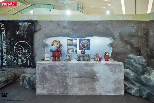 Sự kiện triển lãm “MEGA SPACE MOLLY: Hello, Moon” – Lạc trôi vào vũ trụ kỳ ảo giữa lòng Hà Nội!- Ảnh 3. Sự kiện triển lãm “MEGA SPACE MOLLY: Hello, Moon” – Lạc trôi vào vũ trụ kỳ ảo giữa lòng Hà Nội!- Ảnh 3.