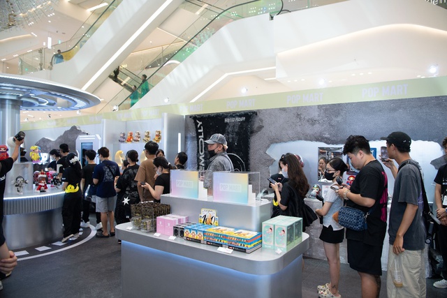 Sự kiện triển lãm “MEGA SPACE MOLLY: Hello, Moon” – Lạc trôi vào vũ trụ kỳ ảo giữa lòng Hà Nội!- Ảnh 5. Sự kiện triển lãm “MEGA SPACE MOLLY: Hello, Moon” – Lạc trôi vào vũ trụ kỳ ảo giữa lòng Hà Nội!- Ảnh 5.