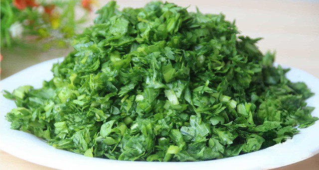 Rau cải cúc đem thái nhỏ