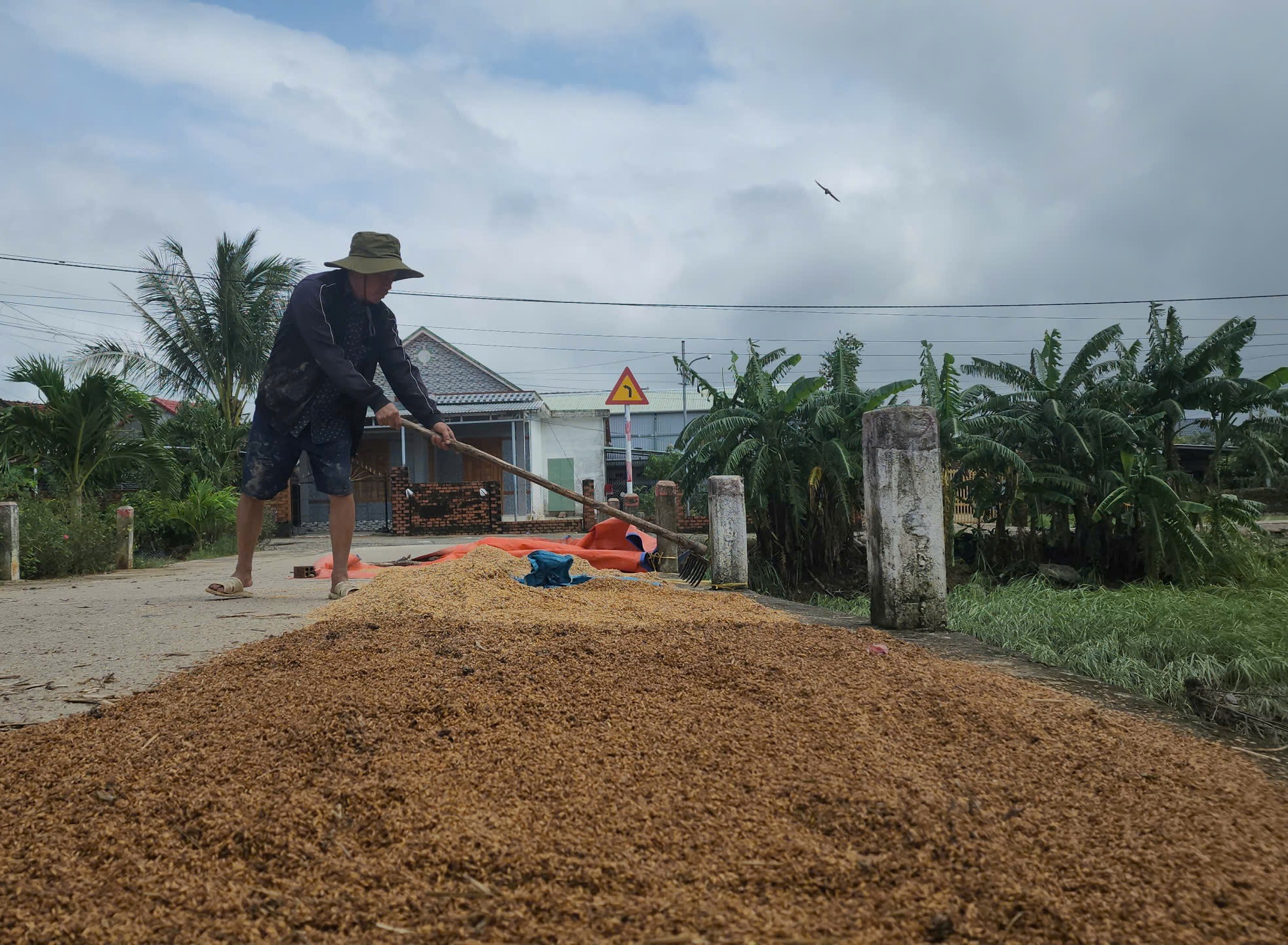 Tin đồn thất thiệt vỡ đập lúc lũ lên, cả nhà tháo chạy, 3 đứa trẻ thành mồ côi cha mẹ - Ảnh 3.