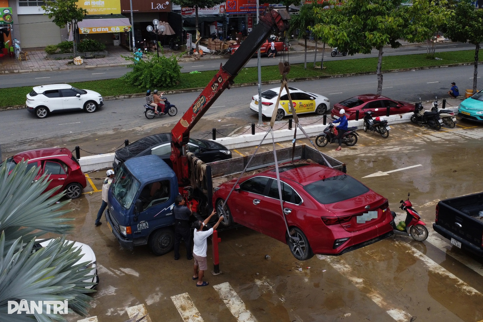 Cứu ô tô, xe máy ở Nha Trang sau lũ rút - 2