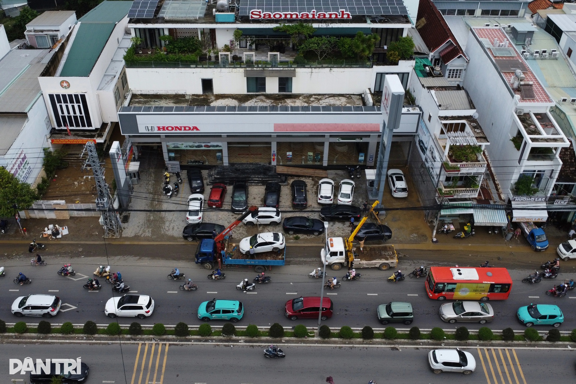 Cứu ô tô, xe máy ở Nha Trang sau lũ rút - 8