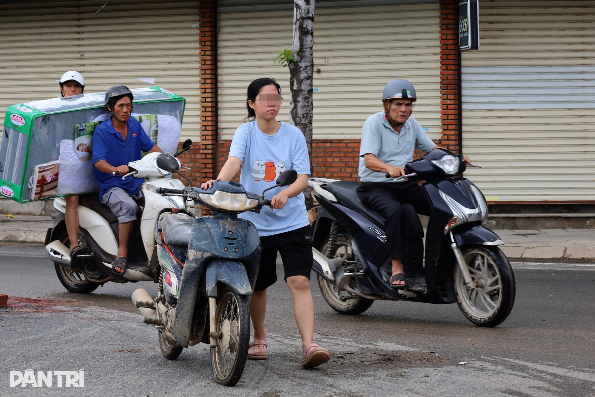 Cứu ô tô, xe máy ở Nha Trang sau lũ rút - 11